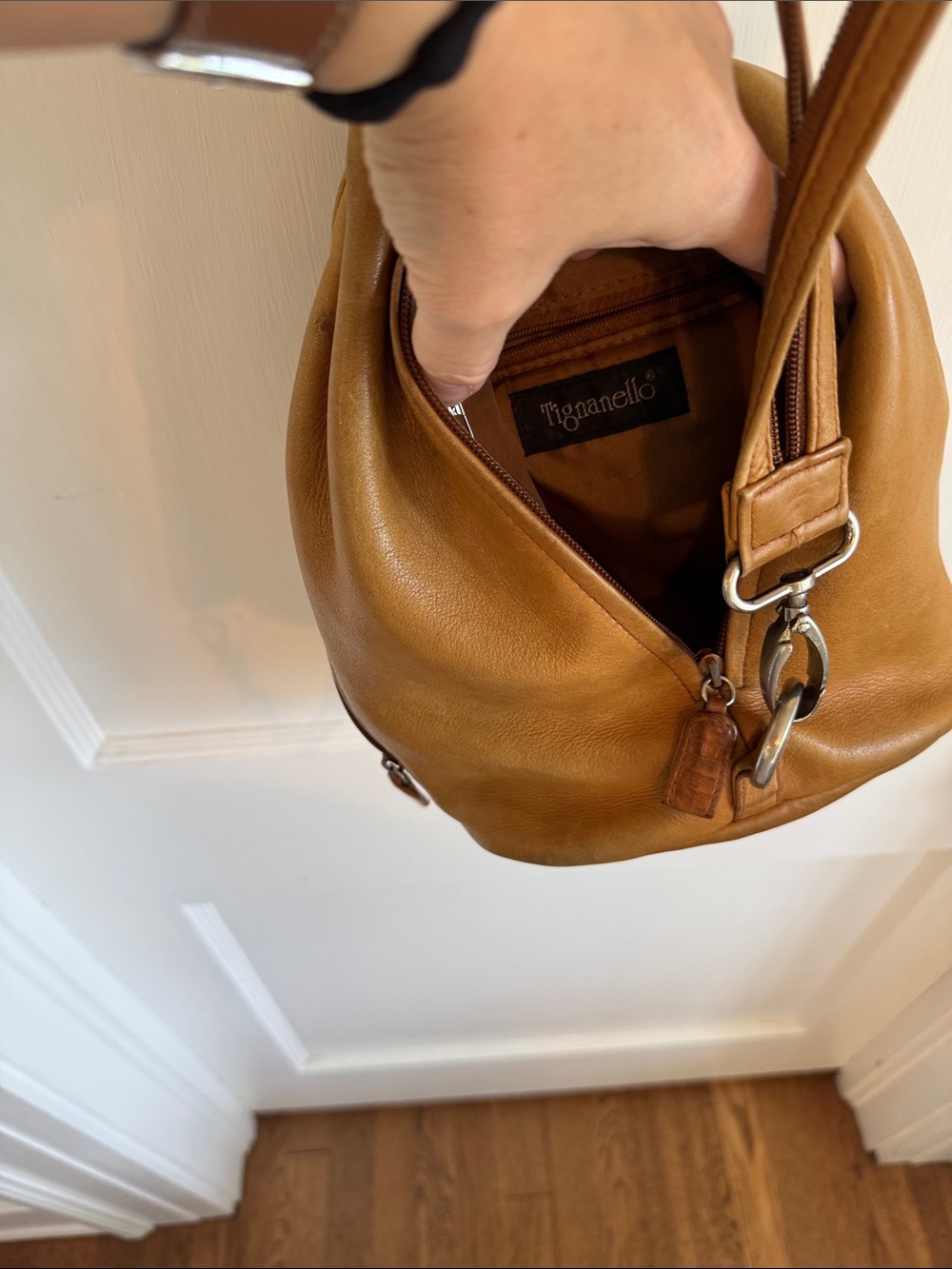 Convertible leather sling/backpack bag! Great for travel! - Picture 6 of 10